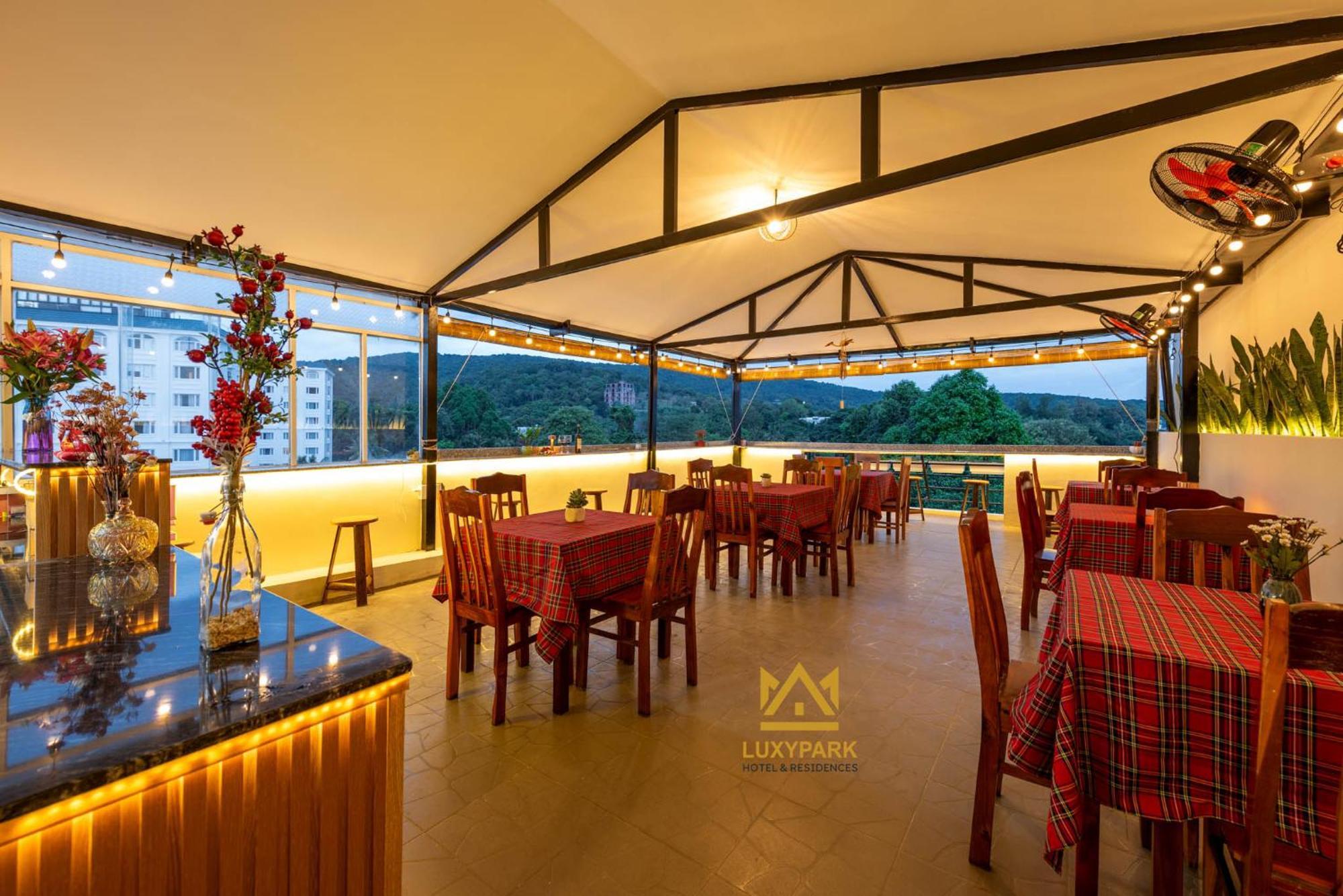 Luxy Park Hotel - Phu Quoc Centre Bagian luar foto